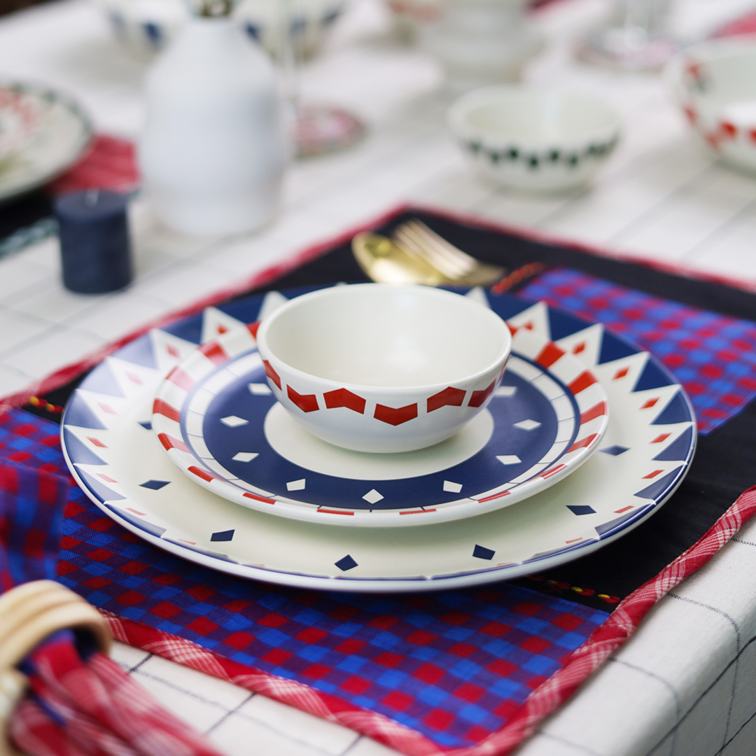 A ceramic dinnerware set of dip bowl, side plate & dinner plate set 